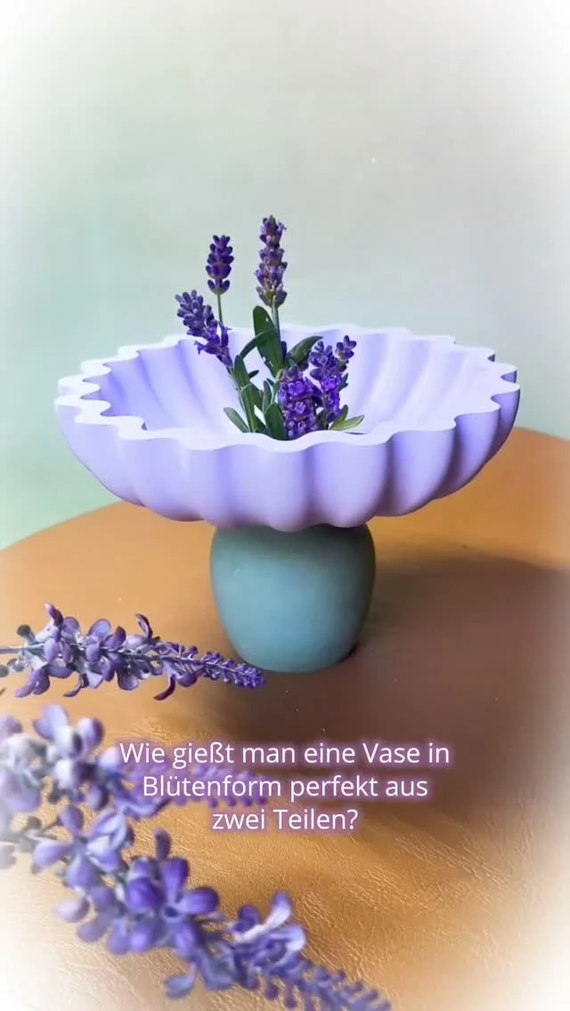 2 Formen, 1 Guss: Die Blüten-Vase 🌸

​Zwei Formen, null Kleber: So entsteht ein modernes Deko-Highlight für dein Zuhause! Der grüne Stiel aus ZERRA Polymergips (aus Flaschengrün und Khaki gemischt) wird gegossen und einfach in die zweite Silikonform gesteckt.

​Sobald der Ton in Lavendel für die Blüte dazugegossen wird, umschließt die flüssige Masse den Stiel und verbindet alles zu einem stabilen Deko-Objekt.

​Das Ergebnis beim Entformen: Eine originelle, blasenfreie Vase mit seidenglatter Haptik – perfekt in Szene gesetzt mit hübschen Trockenblumen für deine Wohnraum-Deko.

​#diy #wohndeko #polymergips #ecupstone_de #dekoideen