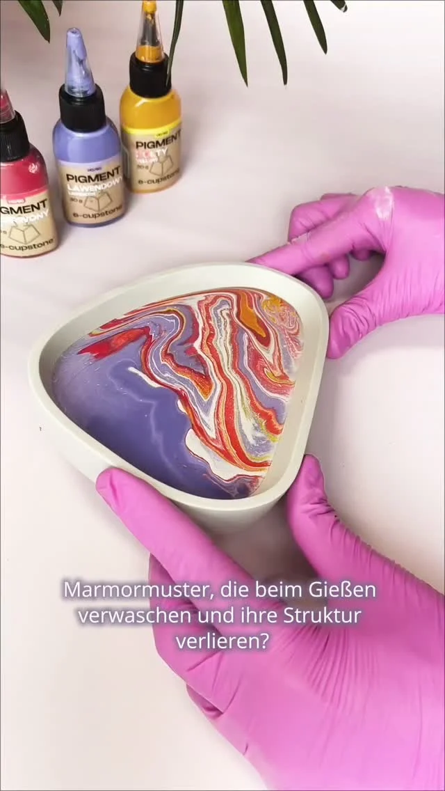 Marmor-Muster leicht gemacht ✨

​Verwaschener Marble-Look war gestern! 🚫 
Mit HandiCast oder einer unserer anderen Gießmassen und den intensiv deckenden Pigmenten in Rot, Gelb und Lavendel gelingen euch scharfe Ergebnisse. 👌

​Einfach Basis gießen, entformen und das nachträglich angemischte Muster auf das Tablett gießen. 

​Holt euch HandiCast oder eine eurer Lieblings-Gießmassen aus unserem Shop und sichert euch die passenden Pigmente direkt dazu! 🛒📦

​#handicast #polymergips #gießmasse #marmormuster #pigmente