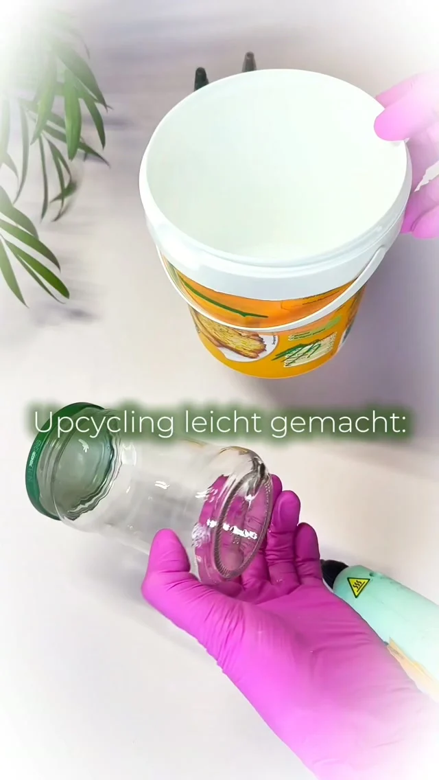 ♻️ Aus Altglas & Joghurtbecher: So entsteht ein wunderschöner Blumentopf 🪴

​Upcycling trifft auf modernen Marmoreffekt und präzises Color Blocking! ✨

​In dieser Schritt-für-Schritt-Anleitung zeigen wir, wie aus einem einfachen Altglas und einem Kunststoffeimer ein wasserdichter Pflanztopf oder eine Blumenvase mit unserem Polymergips Lumrix gegossen wird. Das eingegossene Glas sorgt dafür, dass das Gefäß garantiert feuchtigkeitsbeständig bleibt, während unser Polymergips Lumrix in Kombination mit den Pigmenten Sandstone und Khaki für strukturierte Farbschichten sorgt.

​Ein einfaches DIY-Projekt zum Nachgießen mit tollen Gießtechniken.

​#polymergips #marmoreffekt #colorblocking #diyhomedecor #upcyclingdiy