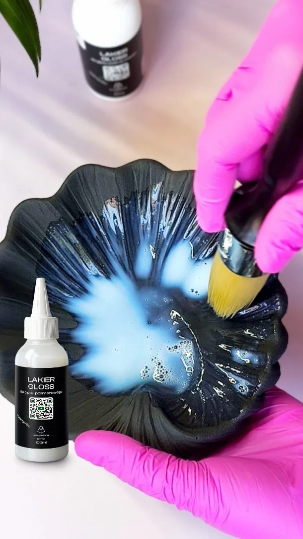 ​🌟 Spiegelnder Glanz & zuverlässiger Schutz für deine Projekte

​Der LackierGloss bietet eine hochwertige Versiegelung für deine Gipsobjekte. Er schützt deine Werkstücke zuverlässig und verleiht ihnen ein langlebiges, hochglänzendes Finish. ✨

​📋 Die Vorteile im Überblick:

​💎 Hochglänzendes Finish: Hebt Farbtiefe und Oberflächenstruktur präzise hervor.

​🛡️ Widerstandsfähig: Schützt vor Stößen sowie Abrieb und eignet sich ideal für Kerzengefäße.

​🌧️ Witterungsbeständig: Wasserabweisend und UV-stabil – kein Vergilben.

​🖌️ Direkt einsatzbereit: Gebrauchsfertig ohne Verdünnen verarbeitbar.

​💡 Anwendungshinweise:

​Auftrag: Mindestens zwei dünne Schichten gleichmäßig auftragen.

​Trocknung: Zwischen den Arbeitsgängen jeweils 3 Stunden Trocknungszeit einhalten. ⏳

​Ergebnis: Eine optionale dritte Schicht intensiviert den Glanzgrad zusätzlich. ✨

​(Hinweis: Den Lack stets auf zusammenhängende Flächen auftragen, um ein gleichmäßiges Erscheinungsbild zu gewährleisten.)

​#acryllack #versiegelung #oberflächenschutz #gipsobjekte #homedekor