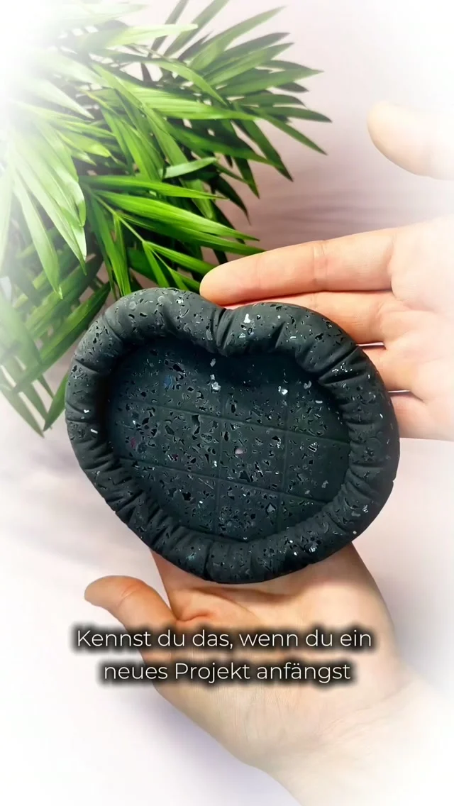 🖤 Terrazzo-Effekt selbst gießen – ✨  Puffy Design Herz 

​Ein edler Terrazzo-Look lebt von der richtigen Kombination aus Material und Veredelung. Für diesen Herzuntersetzer 🖤 kommt unser Zerra Polymergips zum Einsatz, der durch seine feine Struktur eine ideale Basis für präzise Schleifarbeiten bietet.

​Eingefärbt mit schwarzen Trockenpigmenten und versetzt mit feinem Spiegelgranulat wird die Masse in die Puffy Silikonform Untersetzer Herz gegossen und verdichtet. 

Der entscheidende Schritt folgt nach dem Aushärten: Beim Nassschleifen 💧 wird die oberste Schicht abgetragen, sodass die spiegelnden Einschlüsse freigelegt werden und der charakteristische Terrazzo-Effekt entsteht.

​#terrazzo #giessmasse #diyuntersetzer #silikonform #gipsgießen