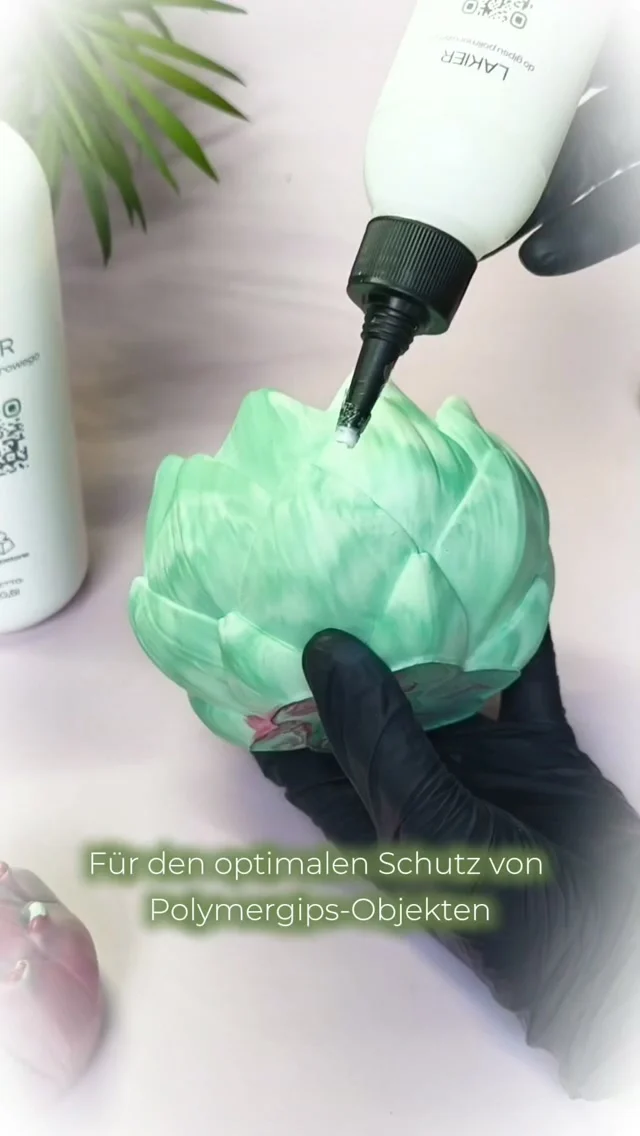 ✨ Langlebige Polymergips-Kreationen mit Lakier & Lakier Gloss

​Eine professionelle Versiegelung ist bei Polymergips-Objekten der Schlüssel für langanhaltende Qualität und Schutz. Mit unseren speziell entwickelten Lacken Lakier und Lakier Gloss schützt du deine gegossenen Werke zuverlässig vor äußeren Einflüssen.

​Das leisten unsere Lacke:

​Zuverlässiger Oberflächenschutz: Bildet eine wasser-, wachs- und schmutzabweisende Schutzschicht – ideal für Kerzengefäße und Deko-Objekte.

​Farben intensivieren: Die Farbbrillanz deines Polymergipses wird nachhaltig hervorgehoben ✨

​Widerstandsfähigkeit: Erzeugt eine scheuerfeste sowie UV- und witterungsbeständige Schicht.

​Ergiebig & Einfach: Ca. 1,1 m² Reichweite pro 100 ml bei einer Schicht.

​Die Produkt-Optionen im Überblick:

​Finish: Lakier (seidenmatt) oder Lakier Gloss (glänzend) 

​Größen: 100 ml und 500 ml

​Anwendung: 1–2 Schichten mit Pinsel, Rolle oder Spritzgerät (Trocknungszeit: 2 Stunden pro Schicht)

​Gegossen wurde die gezeigte Kerze übrigens mit unserer Artischocken-Silikonform, die dank des praktischen Zentrierpunkts das Einsetzen des Dochts besonders einfach macht. 🕯️

​Alle Produkte findest du direkt bei uns im Shop. Link in der Bio! 🔗

​#polymergips #versiegelung #kerzenbehälter #silikonform #lakier